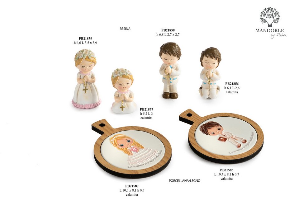 Bomboniera Bimbo e Bimba comunicandi 5.2 cm. a 10.3 cm. in porcellana, legno e resina per Prima Comunione, codice 21586, 21587, 21856, 21857, 21858, 21859. Disponibile come calamita, statuina e vassoio magnetico - Bomboniere Cupido Trapani.