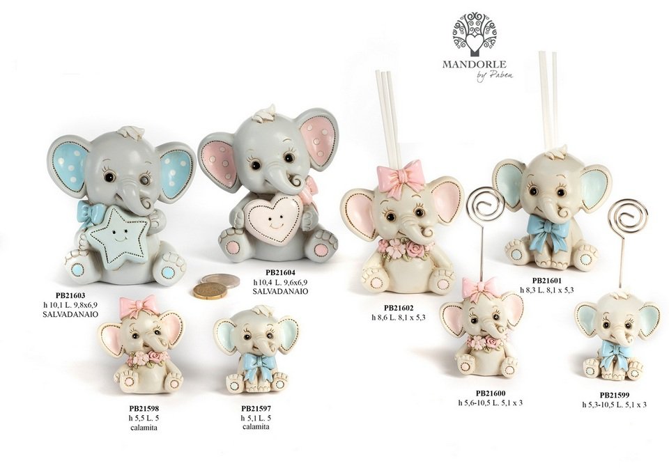 Bomboniera Elefantino/Elefantina seduto/a con fiocco 5.1 cm. a 10.5 cm. in resina e metallo per battesimo e nascita, codice 21597-21604. Disponibile come calamita, portafoto, diffusore e salvadanaio, nei colori celeste e rosa - Bomboniere Cupido Trapani.