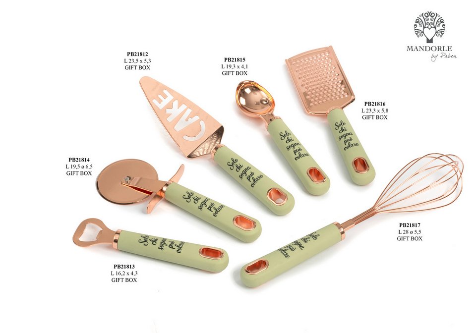 Bomboniera Utensili da Cucina color Rame con manico verde, codice 21812-21817. Disponibile come paletta dolce, apribottiglie, rotella pizza, paletta gelato, grattugia e frusta, con gift box inclusa - Bomboniere Cupido Trapani.