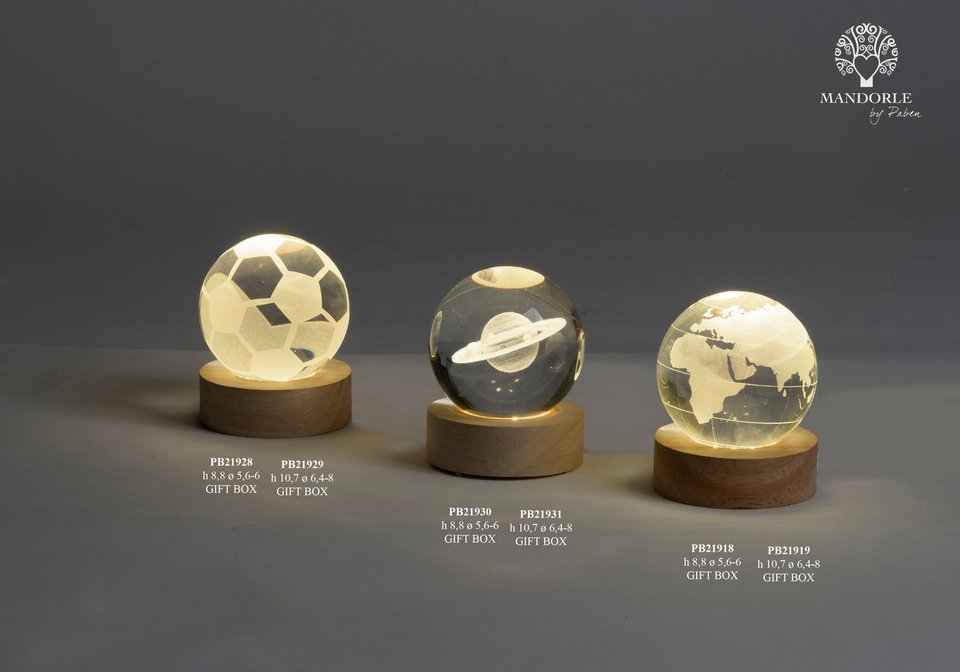 Bomboniera Globo su Base Mappamondo 6 cm in Cristallo Legno LED per Laurea/Viaggio, codice 21918. Fornito con scatola regalo (G.BOX).
