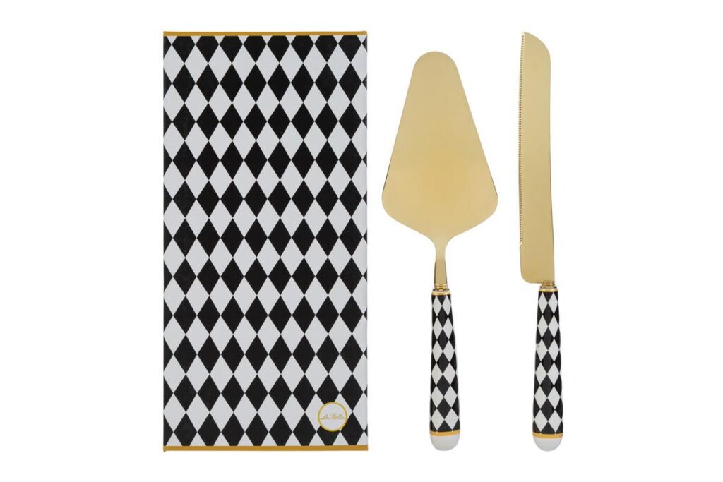 Set 2 Pezzi Taglia Torta Dec. Scacchi Bomboniera 28 cm con Astuccio 58266, ideale per Matrimonio raffinato.