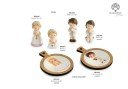 Bomboniera Bimbo e Bimba comunicandi 5.2 cm. a 10.3 cm. in porcellana, legno e resina per Prima Comunione, codice 21586, 21587, 21856, 21857, 21858, 21859. Disponibile come calamita, statuina e vassoio magnetico - Bomboniere Cupido Trapani.