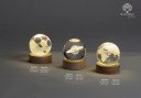 Bomboniera Globo su Base Mappamondo 6 cm in Cristallo Legno LED per Laurea/Viaggio, codice 21918. Fornito con scatola regalo (G.BOX).